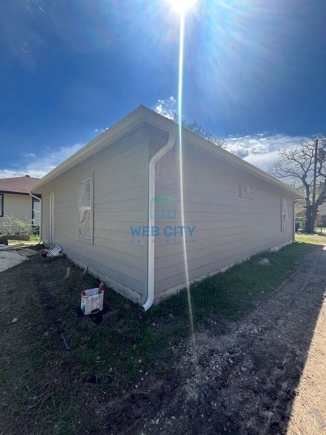 9511 Laneyvale Ave in Dallas, TX - Building Photo - Building Photo