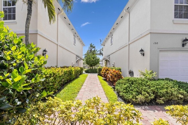 152 Santa Barbara Way in Palm Beach Gardens, FL - Building Photo - Building Photo