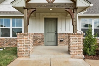 1205 Magnolia Dr in Noble, OK - Building Photo - Building Photo