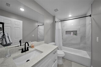 1006 Albert Ave in Lehigh Acres, FL - Foto de edificio - Building Photo