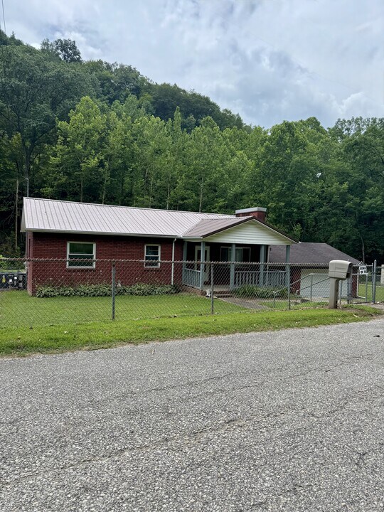 1214 Pine Valley Dr in Charleston, WV - Building Photo