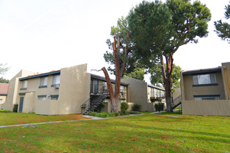 Stockdale Pines Apartments in Bakersfield, CA - Foto de edificio - Building Photo