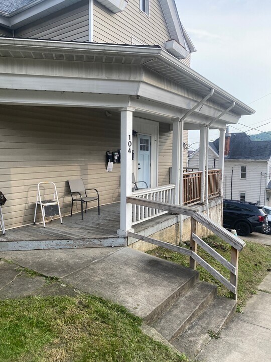 104 3rd St in Morgantown, WV - Building Photo