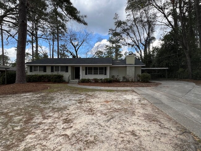 1202 Lakeview Dr