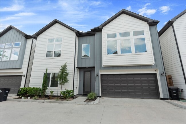 property at 2907 Sherwood Grn Ln