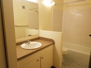 202 Valorie Ln, Unit 204 in Monona, WI - Foto de edificio - Building Photo