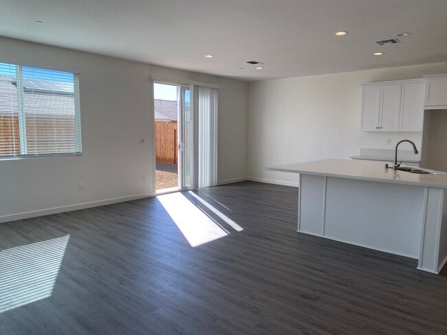 1870 Summit Dr in Los Banos, CA - Building Photo - Building Photo