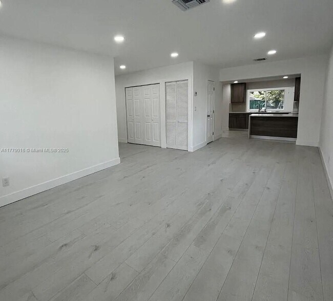 380 W 32nd St in Hialeah, FL - Building Photo - Building Photo