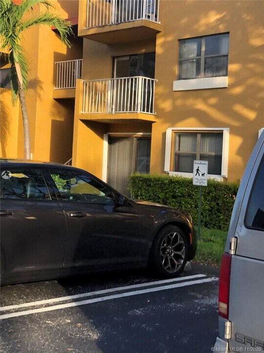 15600 SW 80th St in Miami, FL - Building Photo