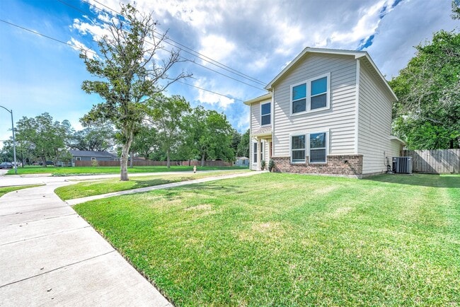 426 S 4th St in La Porte, TX - Building Photo - Building Photo