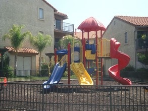 Westcourt Apartments in Colton, CA - Foto de edificio - Building Photo