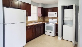 6195 NW 186th St in Hialeah, FL - Building Photo