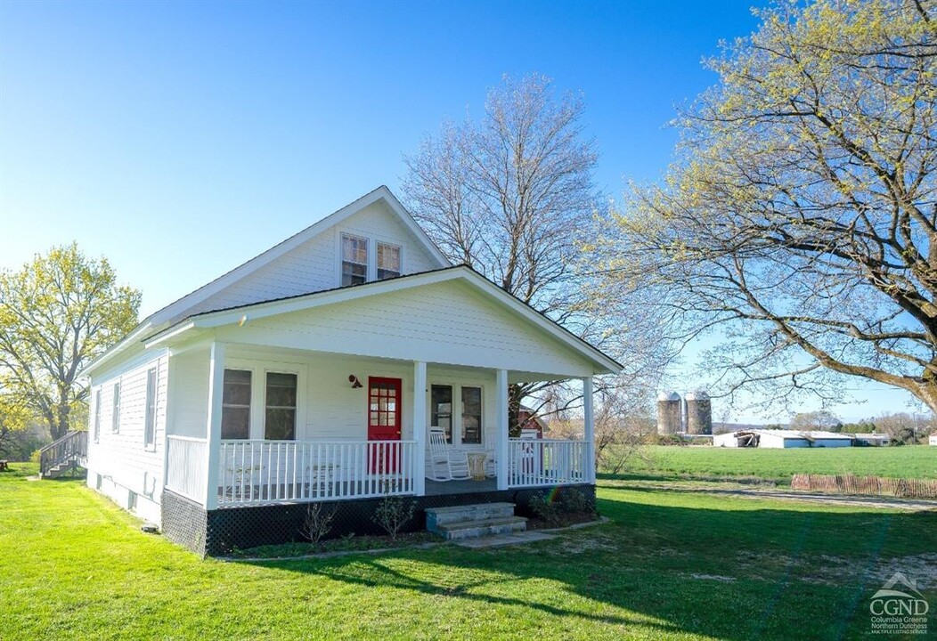 422 County Rte 9 in Ghent, NY - Building Photo