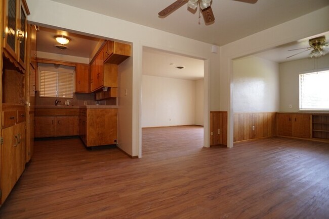 5612 Cypress Ave in Carmichael, CA - Foto de edificio - Building Photo