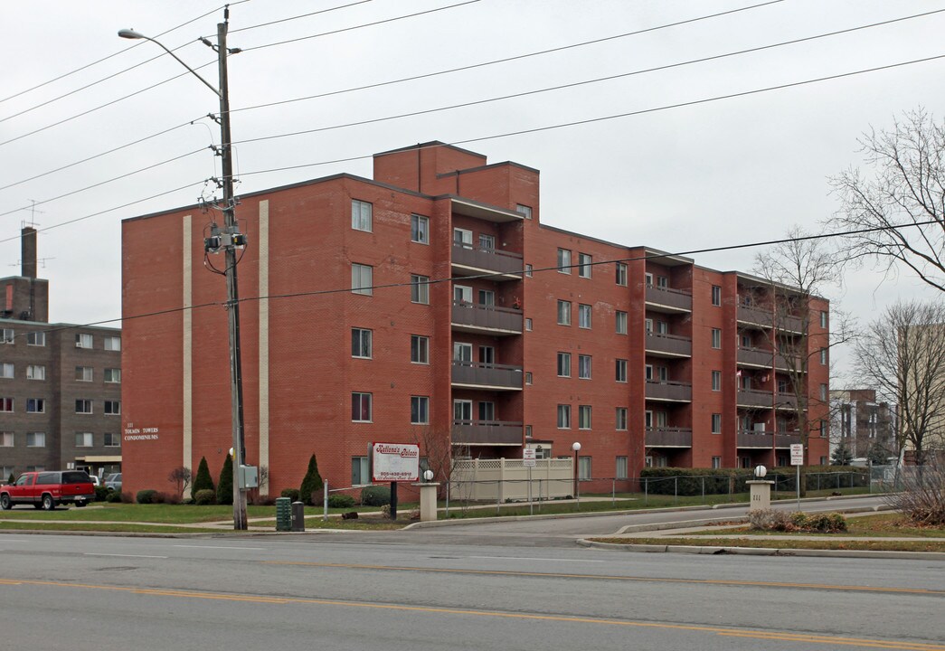 Tomlin Towers in Oshawa, ON - Building Photo