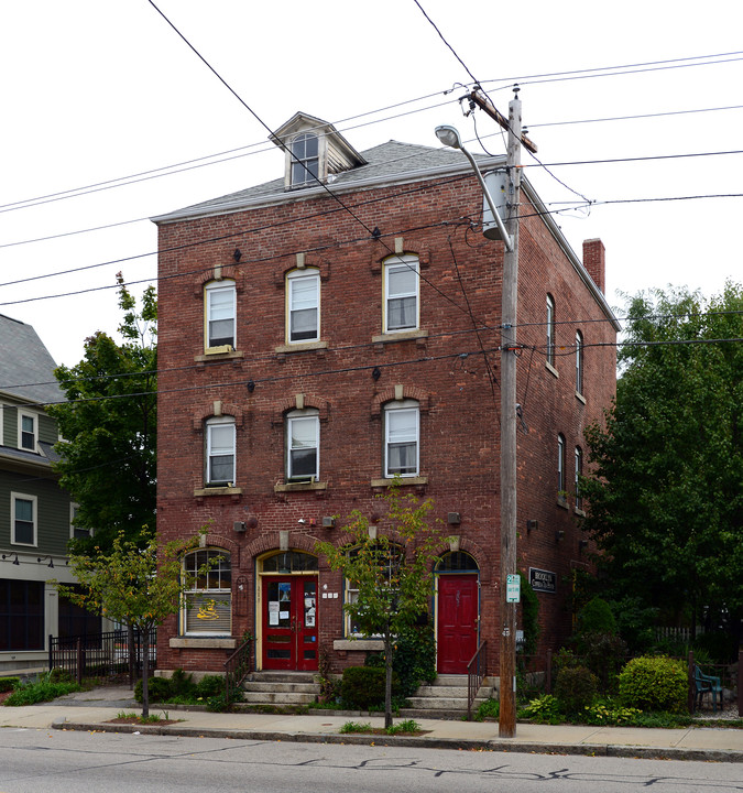 207-209 Douglas Ave in Providence, RI - Foto de edificio