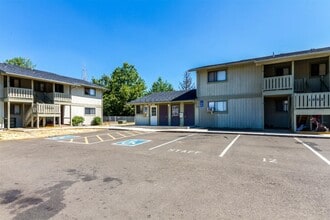 1051 E Central Ave in Sutherlin, OR - Building Photo - Building Photo