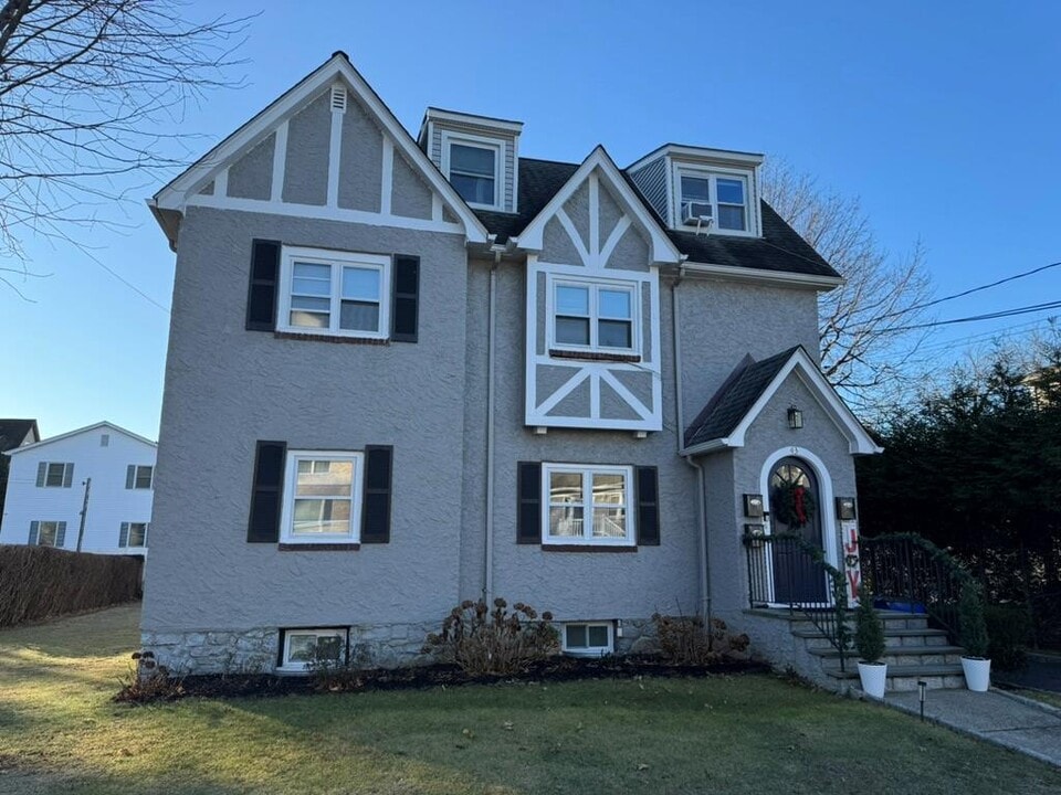 43 Bradford St in Harrison, NY - Building Photo
