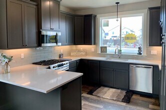 2584 NW Hemlock Ave in Redmond, OR - Foto de edificio - Building Photo
