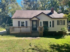 122 Cedar St in Westminster, SC - Building Photo