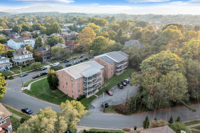 Grandin Court Apartments in Roanoke, VA - Foto de edificio - Building Photo