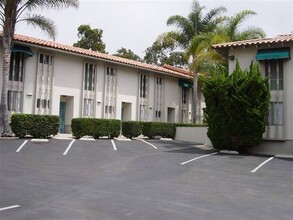 La Jollan Apartments in La Jolla, CA - Foto de edificio - Building Photo