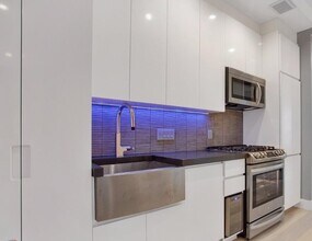 195 Stanton St, Unit 6G in New York, NY - Building Photo - Building Photo