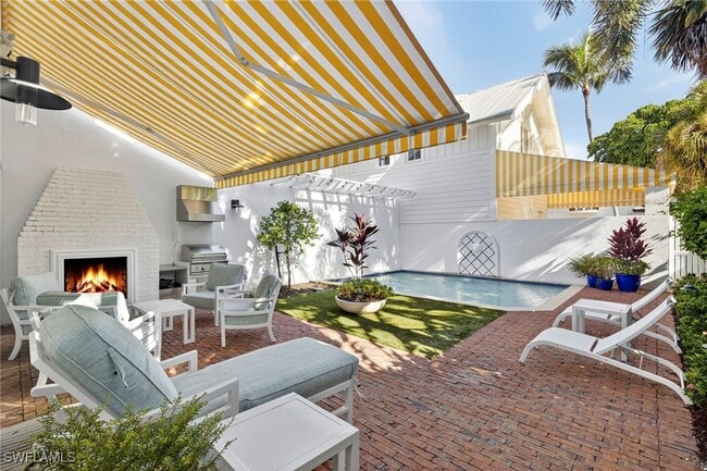 477 3rd Ave S in Naples, FL - Foto de edificio - Building Photo