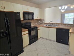 5741 Whitaker Rd in Naples, FL - Foto de edificio - Building Photo