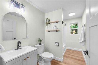 11 St Francis Way in Holden, ME - Foto de edificio - Building Photo