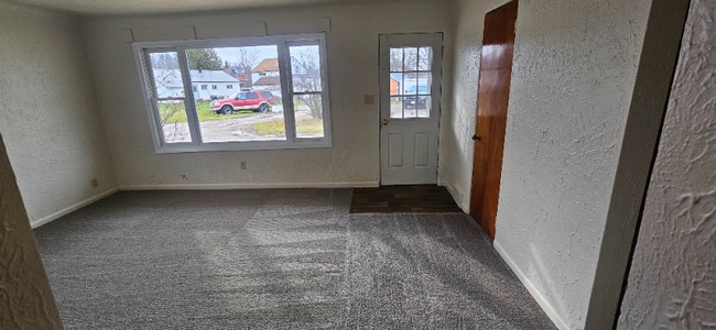 11076 Main St in Rudyard, MI - Foto de edificio - Building Photo