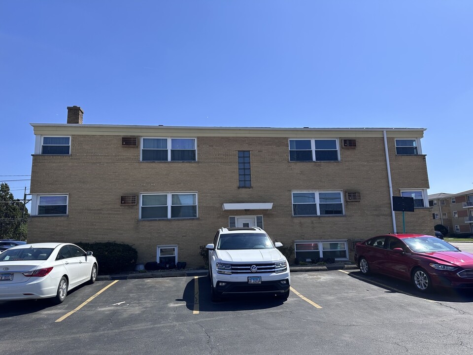 2221 S 17th Ave in North Riverside, IL - Building Photo