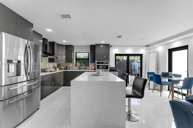 10364 SW 6th St in Miami, FL - Building Photo - Building Photo