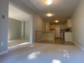 163 Bridlewood Dr in Ottawa, ON - Building Photo - Building Photo