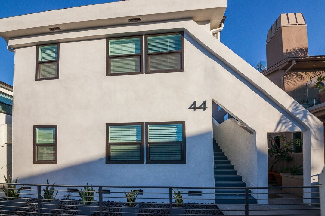 52 Argonne Ave in Long Beach, CA - Building Photo
