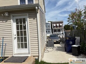 327 Leon Ave in Perth Amboy, NJ - Foto de edificio - Building Photo