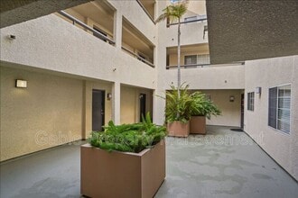 5515 Canoga Ave in Los Angeles, CA - Building Photo - Building Photo