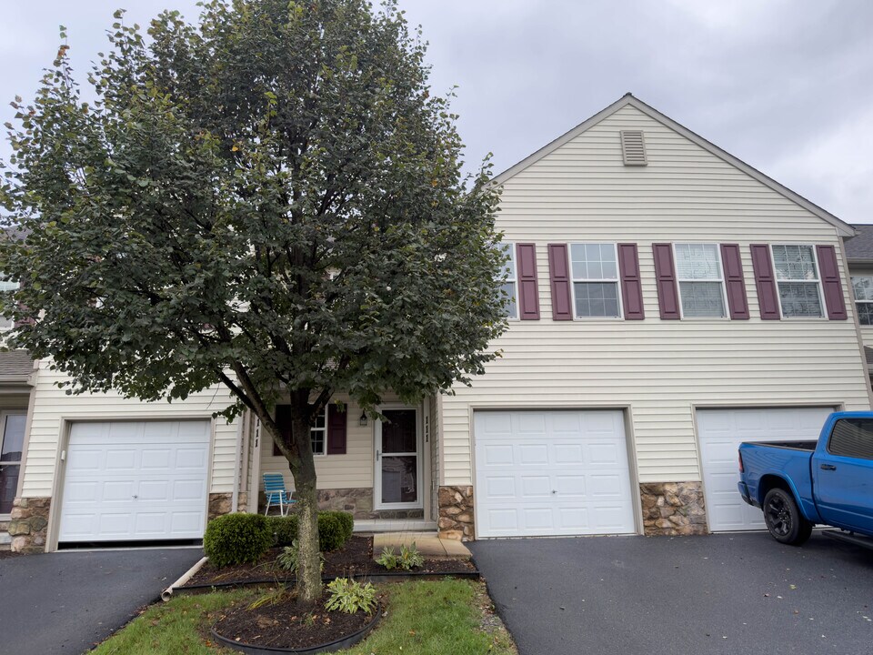 111 N Village Cir in Palmyra, PA - Building Photo