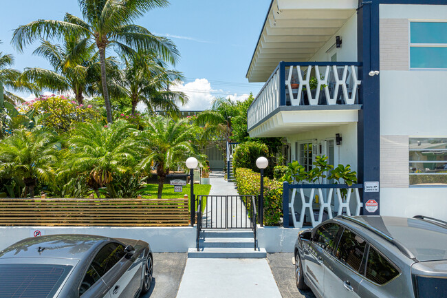 Laurel Villa in Lake Worth, FL - Foto de edificio - Building Photo