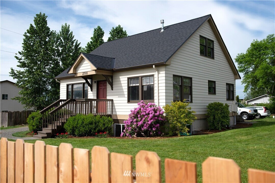 2701 Woburn St in Bellingham, WA - Building Photo