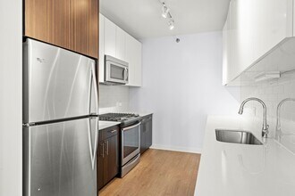 237 N Garland Ct in Chicago, IL - Building Photo - Building Photo