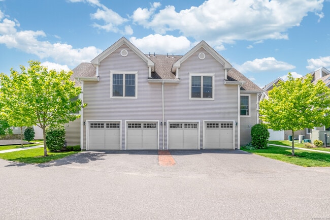 39 Copper Square Dr in Bethel, CT - Building Photo - Building Photo