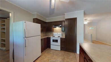 4814 Afton Oaks Dr in College Station, TX - Foto de edificio - Building Photo