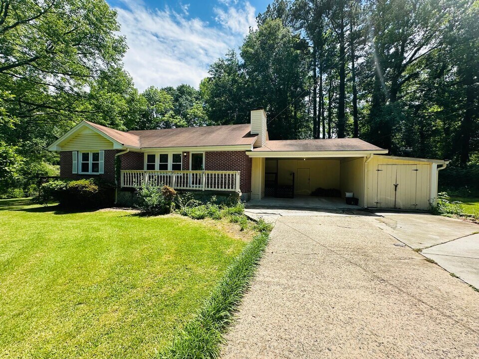 1057 Woodland Way in Forest Park, GA - Building Photo