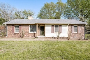 142 Creekwood Ln in Hendersonville, TN - Building Photo