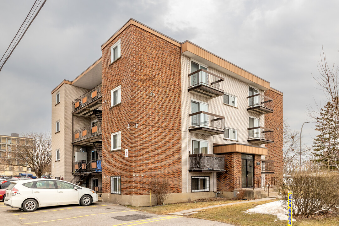300 Cartier Boul O in Laval, QC - Building Photo