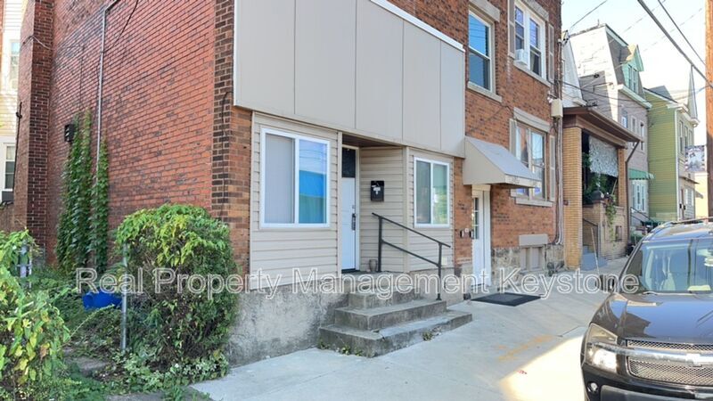 1245 Chartiers Ave in Mckees Rocks, PA - Building Photo