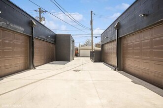 4177 W Belmont Ave, Unit 203 in Chicago, IL - Foto de edificio - Building Photo