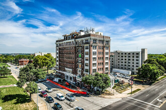 St. Regis Apartments in Kansas City, MO - Foto de edificio - Building Photo