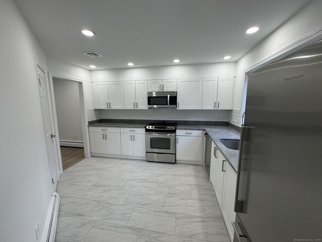 4 Earls Ct in Farmington, CT - Building Photo - Building Photo